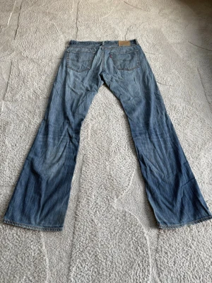 Levis jeans - Vintage Levi’s jeans Model : 527 Måtten finns på sista bilden:) Öppen för pris förslag och frågor🤩! Defekt syns på bild 4!