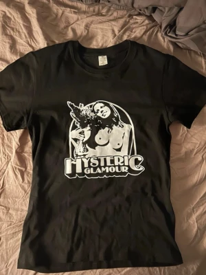 Hysteric Glamour t-shirt - Snygg svart t-shirt från Hysteric Glamour, helt ny!