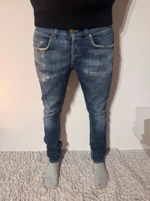 Dondup George Jeans - | Skick: 7/10 | Färg: Blå | Modell: 174cm 58kg | Vad inkluderas: Enbart Jeansen |