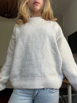 Vit oversized stickad tröja - Mjuk vit stickad tröja, lite nopprig men annars inga defekter 🥰