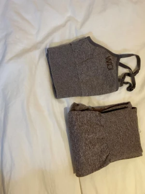 Brunt sömlöst träningsset från ICIW - Säljer ett brunt sömlöst träningsset från ICIW med sport-bh och matchande tights. Setet är i stretchigt material och har en diskret logga på toppen. Perfekt för dig som gillar bekväma och snygga träningskläder.