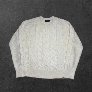 Vintage Ralph Lauren kabelstickad tröja - herr strl M - Säljer en vintage Ralph Lauren kabelstickad tröja i crémevit färg i storlek M.  👕 Märke: Ralph Lauren 📏 Storlek: M 🎨 Färg: Crémevit 🧵 Material: 75% bomull, 25% akryl 📐 Mått: 64 cm lång, 57 cm bred 📌 Skick: Bra skick (se bilder)  💬 Hör av dig vid frågor 💰 Pris kan diskuteras vid snabb affär 📦 Skickas inom 24 timmar