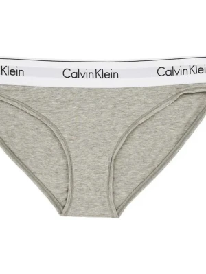 Gråa bikini-trosor från Calvin Klein - Säljer ett 3-pack bikini-trosor från Calvin Klein i bomull med stretch. Trosorna har grå, svart och vit färg. och tydlig logga runt midjan. Klassisk bikini-modell som sitter skönt och har en sportig känsla.