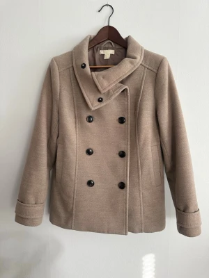 Beige Kappa H&M st 42 - Stilren beige kappa. Fint skick
