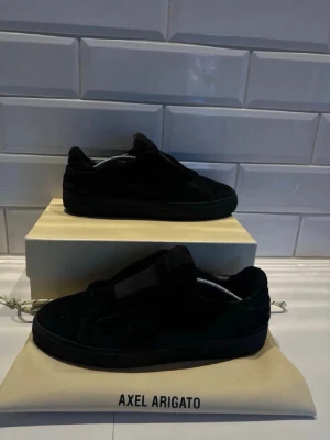 Svarta sneakers från Axel Arigato - Svarta arigatos som är tvätta men kanske har smuts men de går att tvätta bort.