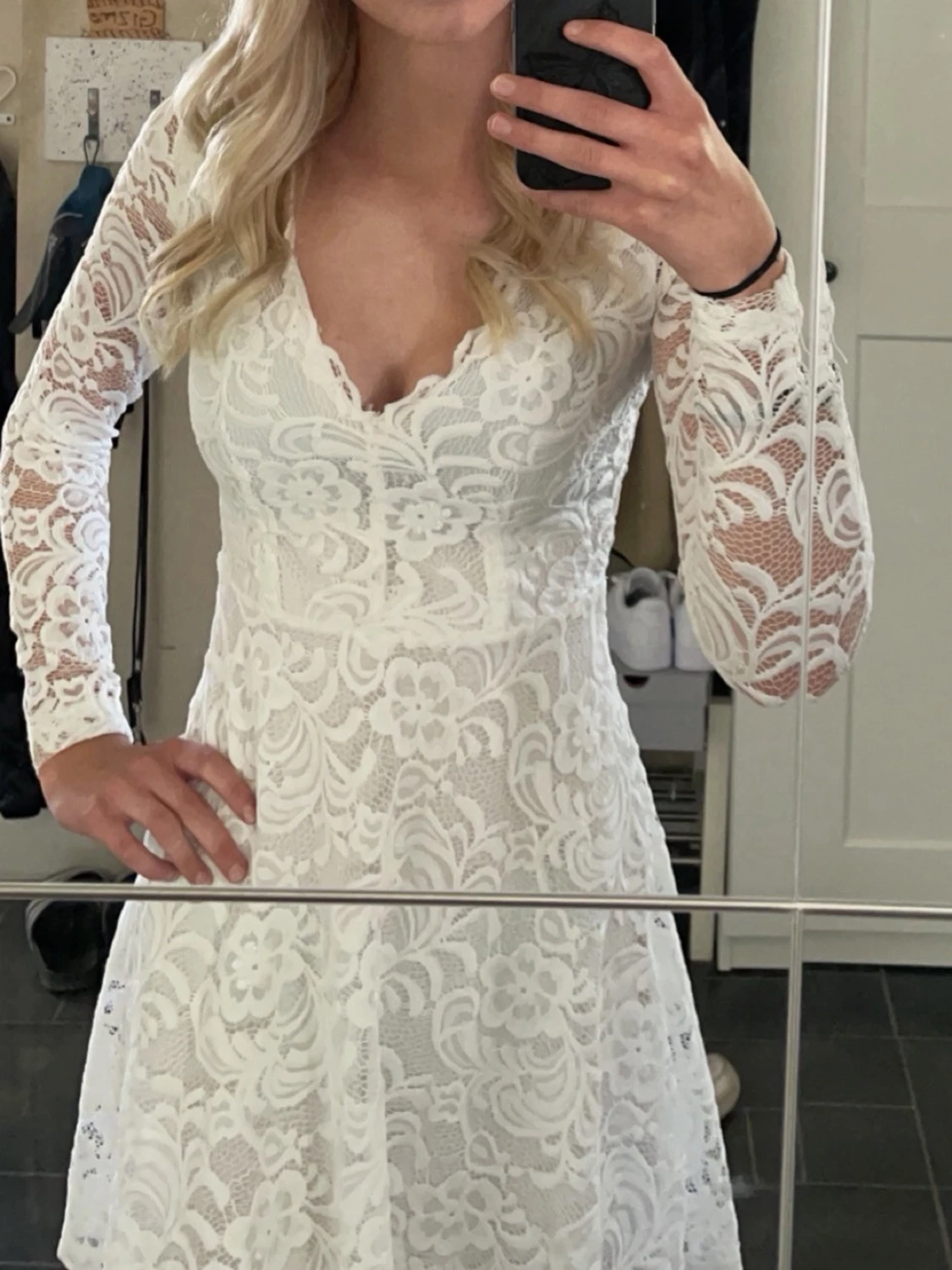 Vit spetsklänning med v-ringning - 1