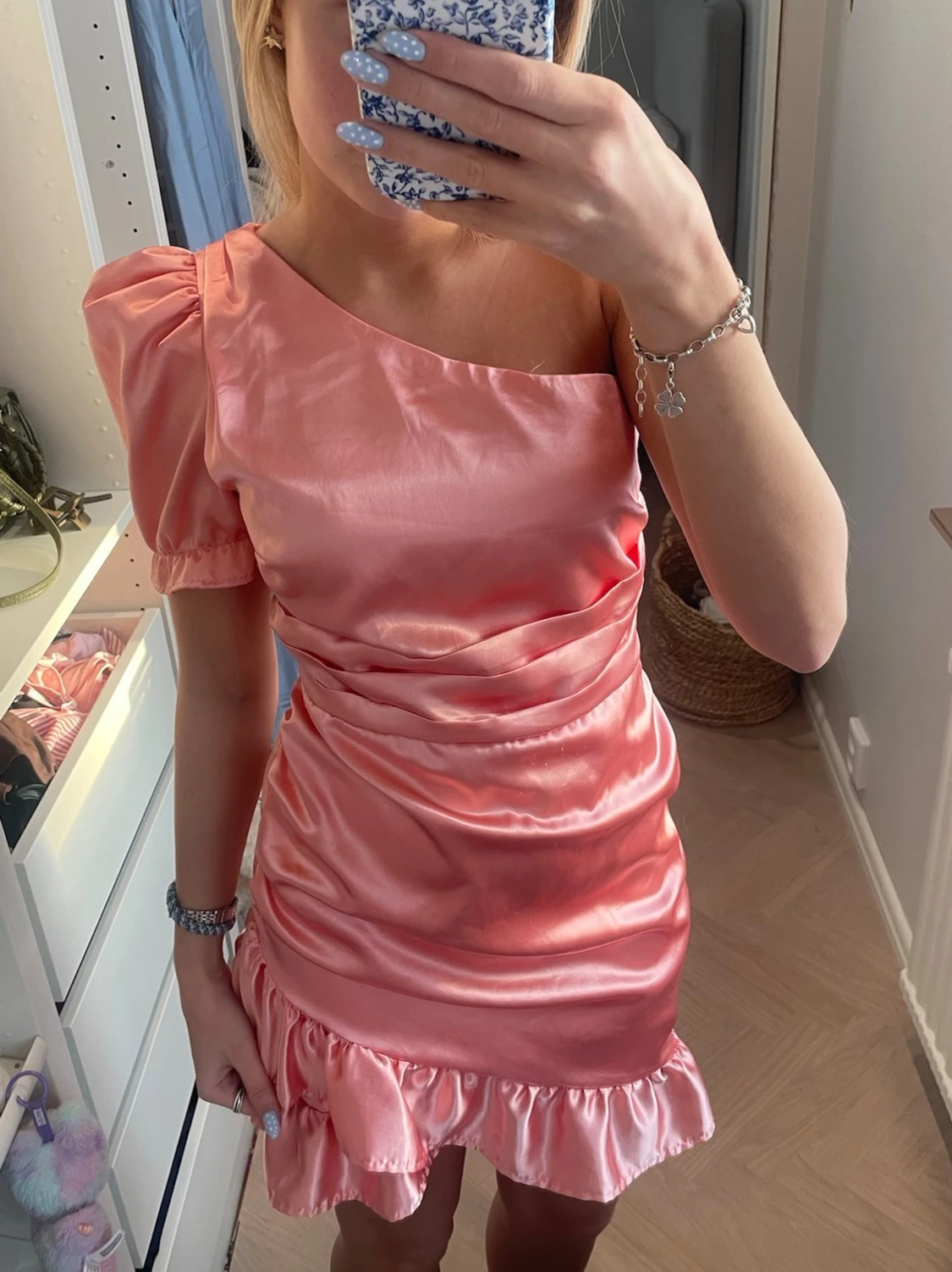 Rosa satin one shoulder klänning - 2