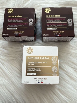 Yves Rocher nattkrämer 3-pack - Tre nattkrämer från Yves Rocher: två Riche Crème med 1000 rosor och 30 oljor i bruna förpackningar samt en Anti-Âge Global Comfort Cream i vit och guldig förpackning. Alla burkar är på 50 ml och passar för nattbruk.