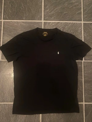 Svart t-shirt från Polo Ralph Lauren -  Svart t-shirt från Polo Ralph Lauren i storlek M