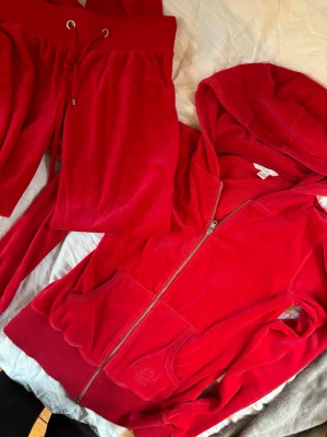 Rött mjukisset - Supermysigt mjukisset från Cubus i storlek S. Byxorna är från deras nya märke, medan tröjan är en gammal modell med vintage märket💕