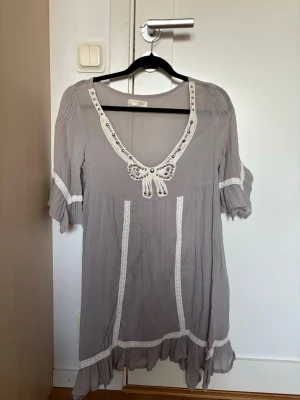 Grå kortklänning  - Supersöt grå kortklänning 