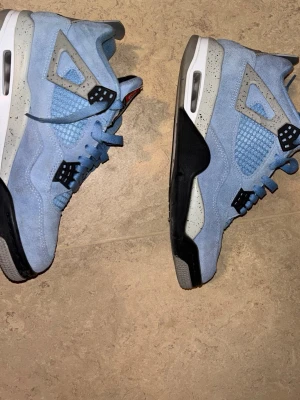 Air Jordan 4 University Blue sneakers - säljer Jordan 4s University Blue pris kan diskuteras ingen låda storlek 42