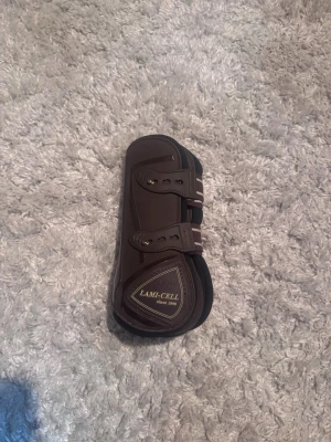 Brunt hästträns & benskydd Lami-Cell - Bruna lami-cell benskydd storlek ponny orginalpris: 759 pris: 550kr nyskick använda enstaka gånger pyttelite smutsiga   Back on track 2 par orginalpris: 1200kr/par  Pris: 900kr/par oanvända testade på häst en gång storlek:M  Bruna lädertyglar orginalpris: 700kr  Pris: 550kr Oanvända  Storlek: full  Pannband 150kr Storlek full oanvänt  Träns storlek ponny orginalpris med pannband 798kr pris: 550kr Bra skick använt enstaka gånger  Ryktväskor inklusive borstar 100kr  Förbygel orginalpris: 500kr pri