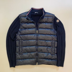 Moncler cardigan  - Marinblå Moncler cardigan // mycket bra skick // båda nfc taggen och qr koden funkar och man kommer direkt till Monclers hemsida // skriv vid minsta fråga eller fundering💯🤝