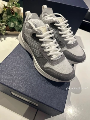 B25 gråa - Ett par helt nya gråa b25 kommer med låda och dustbag 