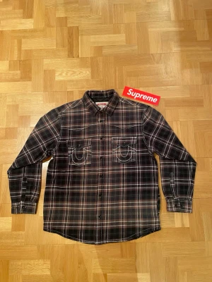 Supreme x True Religion Quilted Lined Plaid Flannel Shirt - Helt ny/oanvänd Supreme x True Religion skjorta med innerfoder. Inklusive sticker. Storlek:M
