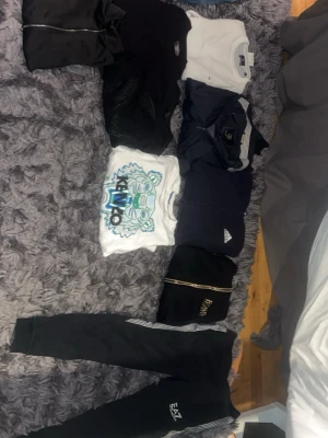 Kläder - Tjena! Jag säljer märkeskläder allt ifrån Hugo boss, Versace och Dsquared2 jeans. Bara höra av dig för pris och storlek på de olika plaggen. Mvh Malte