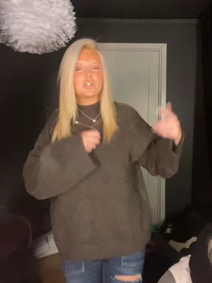 Grön/brun stickad  - Säljer världens snyggaste grön bruna stickade tröjan som har tjockt och svin bra material. bra skick och inga trådar som hänger. Det jag gillar med den här är att jag enbart hittat gröna stickade tröjor med POLO? och personligen ogillar jag polo. Men den här är helt utan.