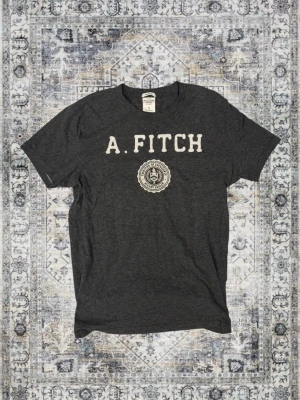 Abercrombie and Fitch T shirt - En fin Abercrombie & Fitch T-shirt  Storlek S Mått 📐  Axelbredd: 40cm Längd: 54cm  Hör av dig vid nån fundering!!