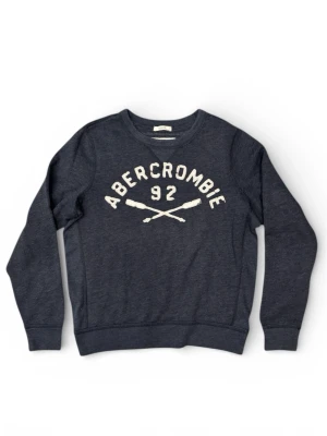 Abercrombie and Fitch Tröja - Sällsynt tröja från Abercrombie & Fitch!  Är i jättefint skick, Storlek S Mått 📐  Längd: 59cm Axelbredd: 40cm Armlängd: ish 57cm  Hör av dig vid någon fundering!!