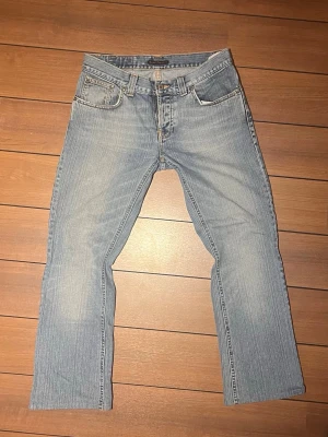 Nudie Jeans Bootcut Ola - Ett par riktigt feta bootcut jeans från nudie, Bootcut Ola som är en modell från tidigt 2000-tal som ej tillverkas längre.  Storlek w31 l32 uppsydd till 31L Midjan 40cm, 70cm innerben 22-23 ben öppning. 94cm ytterben.       I väldigt bra skick 100% bomull med en snygg vintage wash.                                                             Pris kan diskuteras 👍