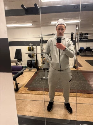 Träningsresa under armour  - Hej! Säljer min under armour dress pga för liten väldigt skön och passar både till vardagen och träningen! Hoodien är i M Byxor L