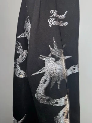 Svarta mjukisbyxor Named Collective - Svarta mjukisbyxor från Named Collective. Aldrig använda. Storlek S.    Priset kan diskuteras vid en snabb affär!