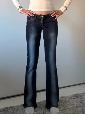 Weekday jeans - Säljer dessa jeans från Weekday då jag inte använder de. Använda fåtal gånger och uppsydda längst ner. Något som inte syns. Storlek 27/34 men uppsydda till längd 32 ungefär.