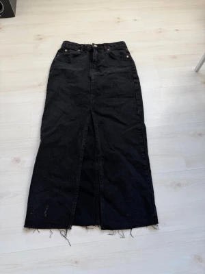 Jeanskjol - Supersnygg jeanskjol, liten fläck längst ner💕