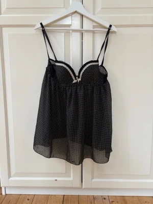 Prickig topp - Supersöt prickig topp som antingen kan användas som nattlinne eller söt topp💕finns ingen lapp men skulle tro att storleken är S💕