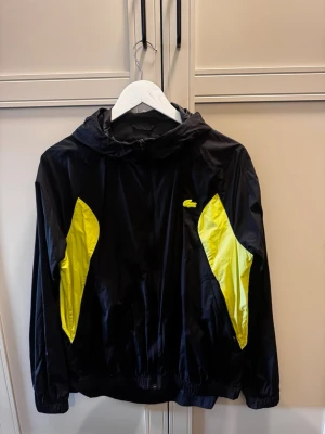Lacoste vindjacka - Windbreaker från lacoste. Inte använd mycket, riktigt fin. 