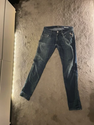 Blå slim fit jeans från Replay - Otrolig bra skick, inga slitningar. W28 L32