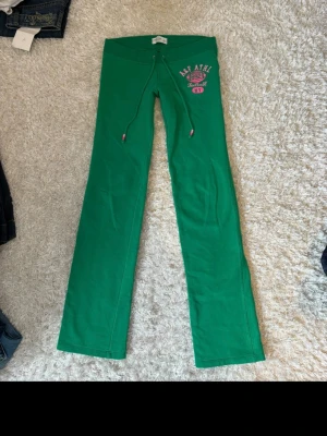 Lowwaist mjukisbyxor från Abercrombie & fitch - Säljer ett par jättefina mjukisbyxor från Abercrombie & fitch som är lågmidjade! De är i jättebra skick, skriv vid frågor och funderingar 💕  ⭐️Kolla gärna in mina andra annonser då jag säljer mycket liknande saker! ⭐️Följ för att se när jag lägger upp nya saker!