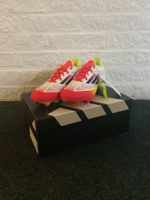 ADIDAS F50 LEAGUE SG - Säljer ett par Adidas F50 med skruvdubbar. Aldrig använda priset går att diskuteras!