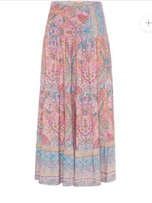 Långkjol - Jätte fin somrig kjol. Den är i one size men skulle säga att de är som en xs-s. Anvönd fåtal gånger och är i bra skick. Skriv om ni vill ha egna bilder❣️