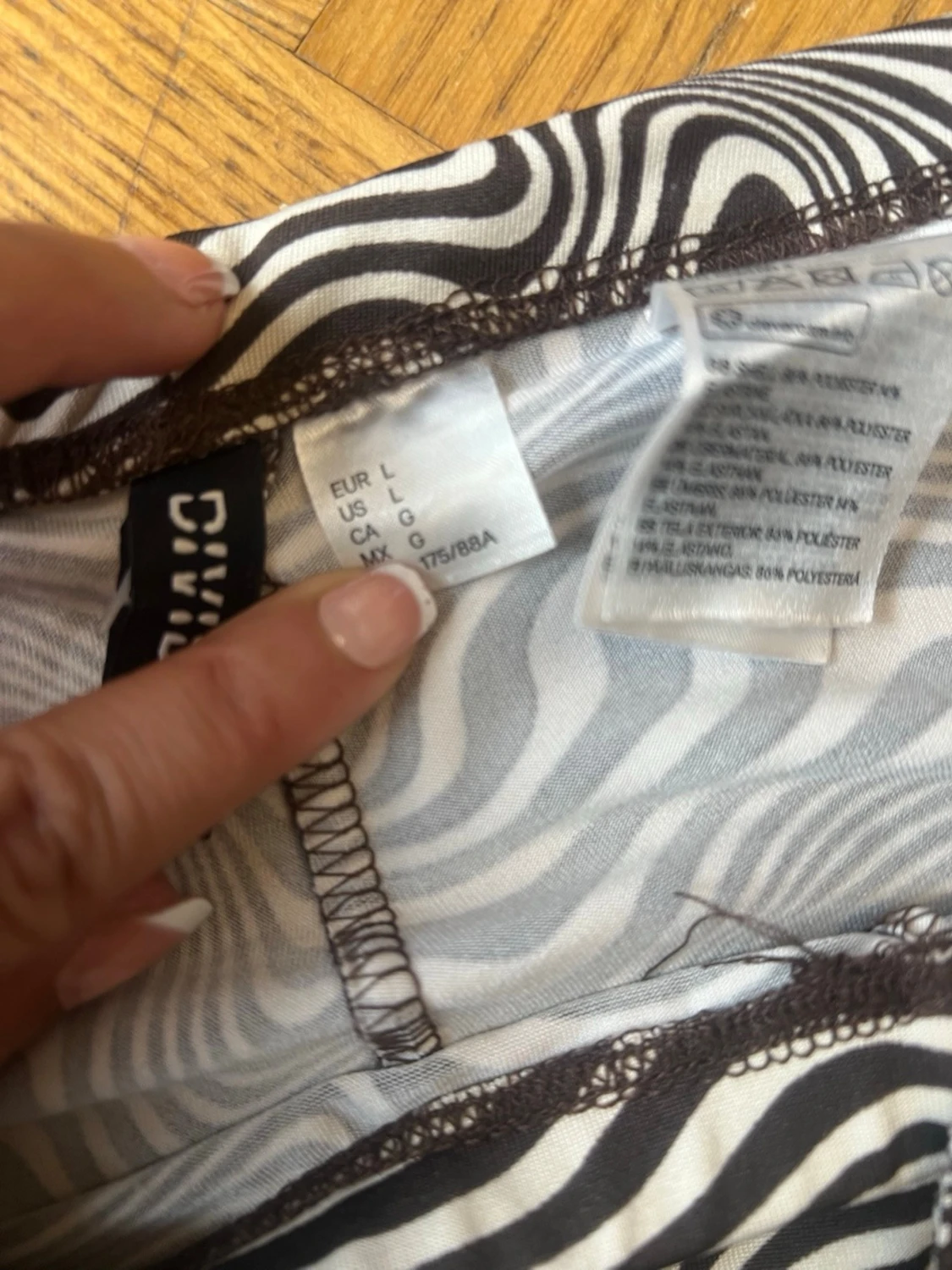 Svartvita mönstrade utsvängda leggings - 2