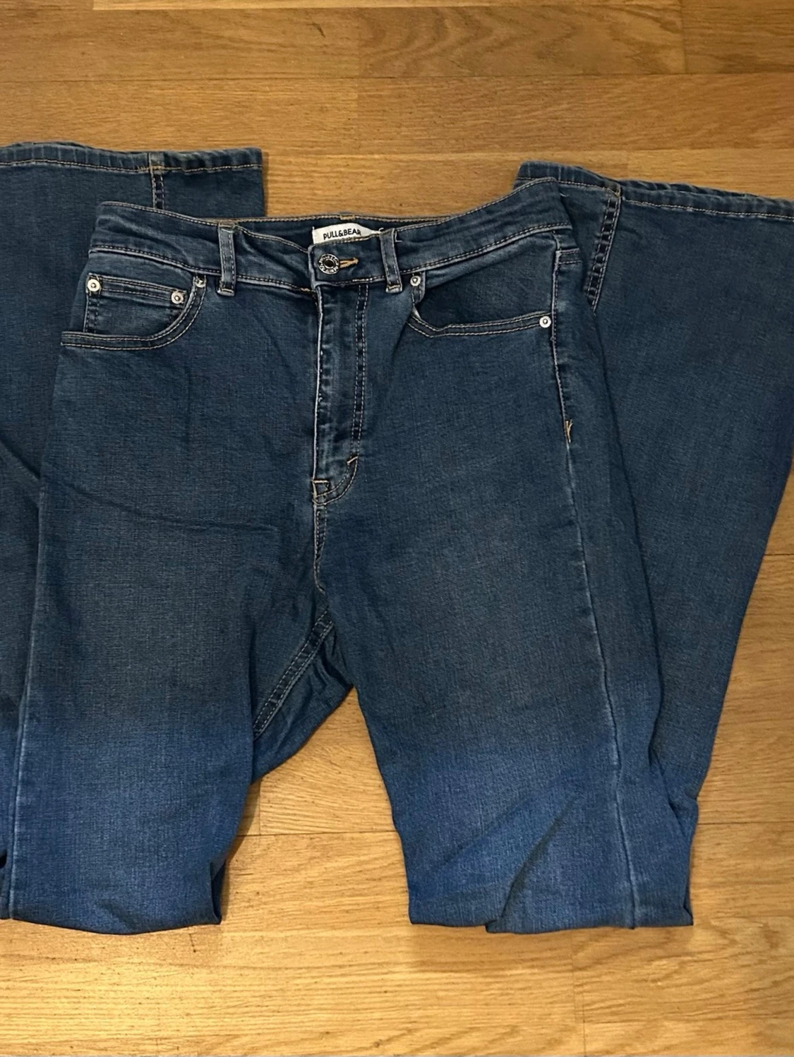 Blåa utsvängda jeans Pull&Bear