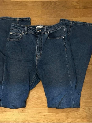 Blåa utsvängda jeans Pull&Bear - Säljer ett par blåa jeans från Pull&Bear i storlek 38. Jensen är en utsvängd modell med hög midja. Köparen står för frakt 