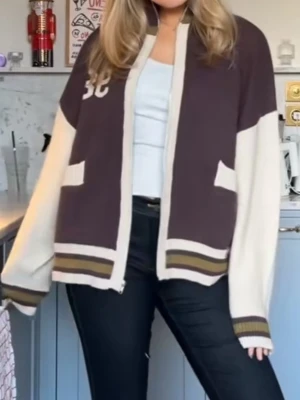 Edikted cardigan  - Cardiganjacka i brun och beige med dragkedja framtill, vita detaljer och randiga muddar i brunt, beige och grönt. Oversized passform och två fickor framtill. 