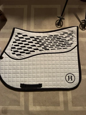 schabrak - Säljer ett vitt schabrak i stl full då det aldrig kommit till användning. Fler bilder går att få vid intresse 💗