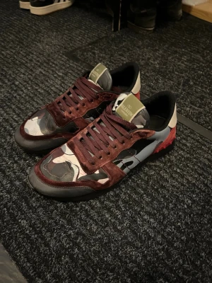 Valentino Rockrunners - Sjukt snygga Valentino Rockrunners i röd och vitt camo | Storlek 42 | Skicket är fint men om man kollar noga ser man små sprickor i färgen | Såklart äkta✨| Kontakta vid frågor, bulkpris med mina andra Rockrunners🤙