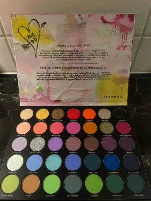 Disney x Morphe ögonskuggspalett - Färgstark ögonskuggspalett från Morphe i samarbete med Disney Mickey & Friends. Paletten innehåller 35 nyanser i både matta och skimrande färger som rosa, orange, blå, grön och lila. Omslaget har motiv av Musse, Mimmi, Kalle och Kajsa Anka.