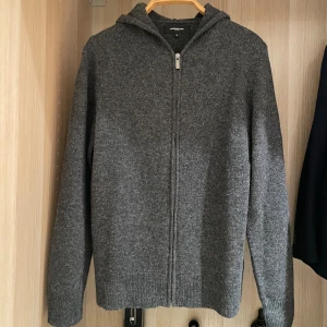 Lawrence Grey Ull Hoodie - Snygg och skön ullhoodie från Lawrence Grey. Helt oanvänd. Strlek S, sitter som den ska. 