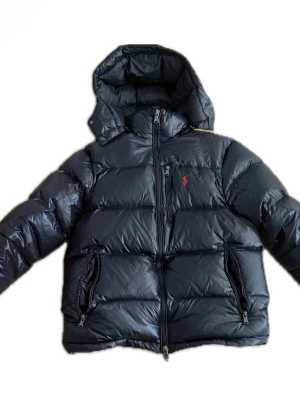 Ralph Lauren jacka - Helt ny Ralph Lauren jacka i perfekt skick. Aldrig använd, inga fläckar eller skador. Stilren och passar till många outfits. Säljer då den tyvärr inte kommer till användning. Tveka inte på att höra av vid frågor.