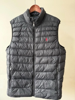 Ralph Lauren Väst - Säljer en sjukt snygg dunväst i storlek M från Ralph Lauren. Västen ör använd men är i mycket bra skick utan några defekter. Nypris ca 3500kr. Hör gärna av er vid frågor och funderingar!