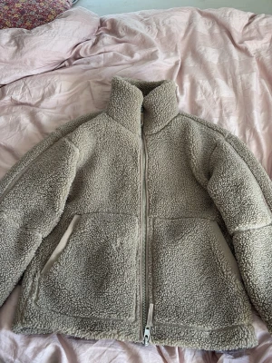 piléjacka / Teddy jacka H&M - Säljer denna extremt eftertraktade teddyjacka i storlek XS!💓🐻Jackan är i mycket gott skick och har inga synliga defekter! Perfekt till våren! Postas och packas säkert!📦💓🌷
