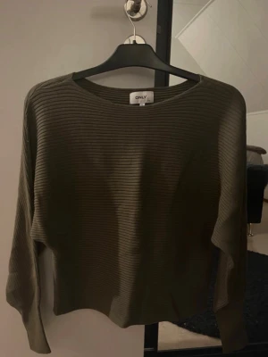 stickad tröja  - en stickad tröja köpt från Zalando men märket ”Only” eller ”Onladaline”, har en väldigt liten noppra som knappast syns. Var väldigt populär för nått år sen🌟 pris kan alltid diskuteras !!