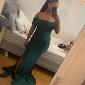 Balklänningar - Säljer dessa tre skit fina balklänningar, då de ej passar mig. De är helt nya med prislappar, aldrig använda.  Priserna för varje klänning varierar, så DMa mig för priset för den du vill ha☺️