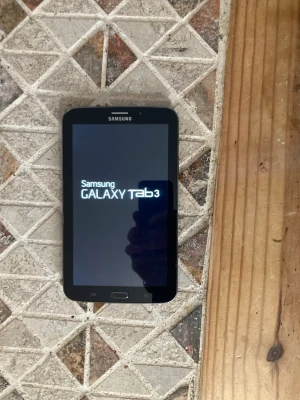 Samsung Galaxy Tab 3 surfplatta(NY SKICK) - En svart Samsung Galaxy Tab 3 surfplatta med rektangulär form och rundade hörn. Skärmen är stor och har touchknappar längst ner. Perfekt för att streama, surfa eller spela spel. väldigt fint skick. Som ny.