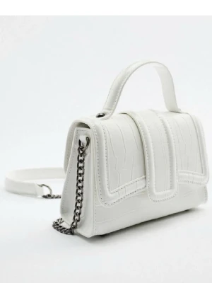 Zara väska  - Snygg vit handväska i croco-mönstrat konstläder med silverfärgad kedja och justerbar axelrem. Väskan har ett stilrent handtag upptill och en unik frontflik som stängning. Perfekt för dig som vill ha en trendig accessoar med coola detaljer.